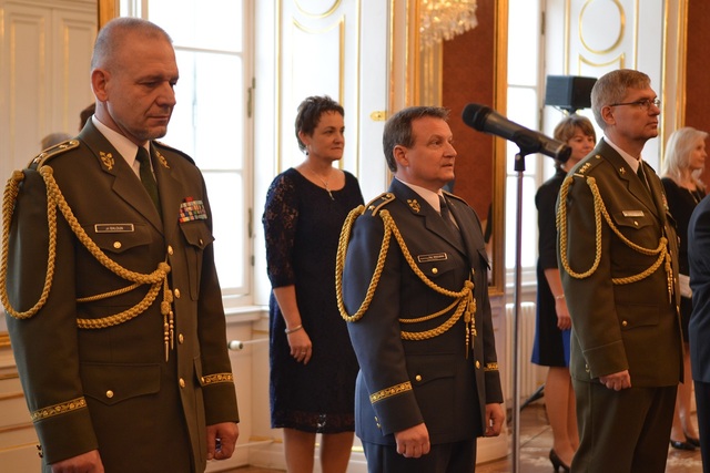 Na Pražském hradě byli jmenováni a povýšeni do vyšších hodností  noví generálové Armády ČR
(zleva: generálporučík Jiří Baloun, generálmajor Petr Mikulenka a brigádní generál Jaroslav Linhart)