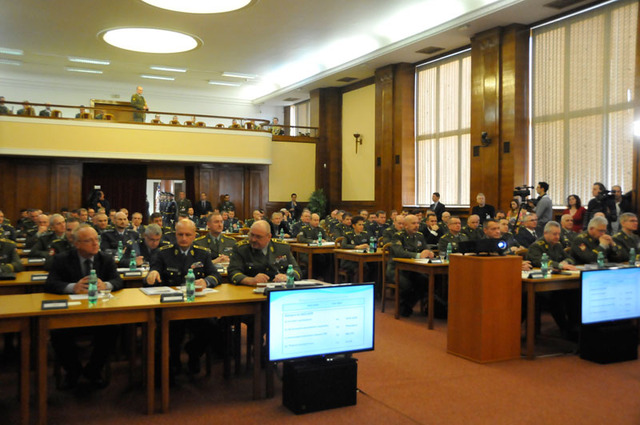 Před zahájením Velitelského shromáždění náčelníka GŠ AČR  - hlavní sál MO