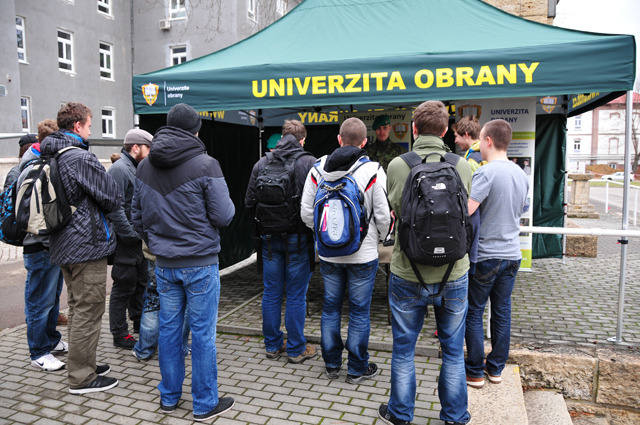 Stánek s prezentací ručních zbraní AČR