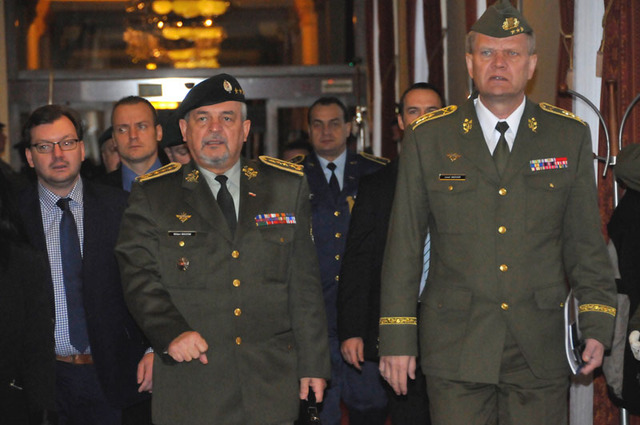 Slovenská delegace, kterou vedl náčelník Generálního štábu Ozbrojených sil Slovenské republiky generál Milan Maxim, přichází v doprovodu náčelníka GŠ AČR generálporučíka Josefa Bečváře na Ministerstvo obrany ČR