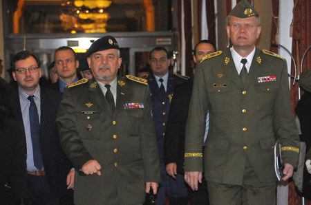 Slovenská delegace, kterou vedl náčelník Generálního štábu Ozbrojených sil Slovenské republiky generál Milan Maxim, přichází v doprovodu náčelníka GŠ AČR generálporučíka Josefa Bečváře na Ministerstvo obrany ČR