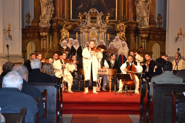 Vojenský umělecký soubor Ondráš uvedl ve čtvrtek 17. 12. vánoční koncert pro válečné veterány