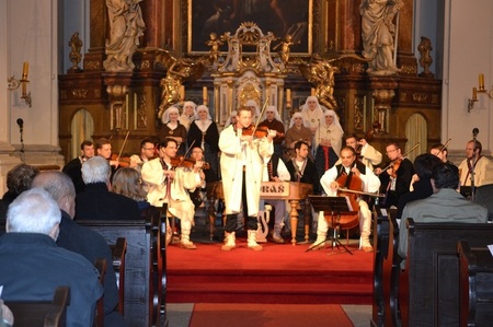 Vánoční melodie nejen válečným veteránům zahrály soubor Ondráš i armádní hudba