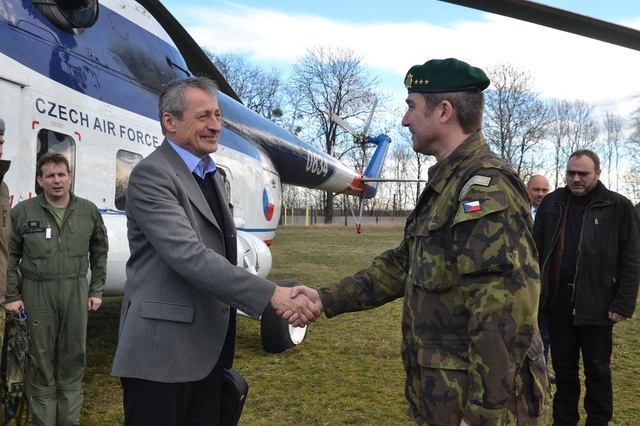Ministra obrany Martina Stropnického vítá v Opavě velitel 53. pPzEB plk. gšt. Josef Havlík