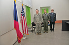 Pplk. Chris Erickson, plk. Mark A. Wootan a plk. gšt. Miloslav Bauer během zahajovacího ceremoniálu