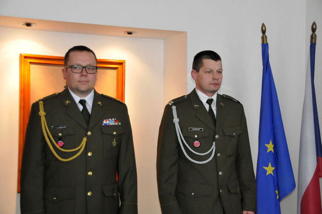 Vojáci, kteří neváhali poskytnout první pomoc zraněnému účastníku dopravní nehody - poručík Richard Ertl a rotmistr Jan Havelka ze Střediska obsluh výcvikových zařízení Vojenského újezdu Hradiště, které je známo spíše pod názvem Doupov.