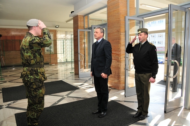 Příchod ministra Martina Stropnického