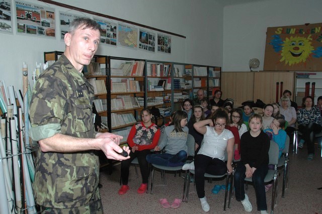 Podplukovník Jaroslav Staněk seznamuje žáky s Armádou České republiky a projektem POKOS