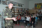 Podplukovník Jaroslav Staněk seznamuje žáky s Armádou České republiky a projektem POKOS