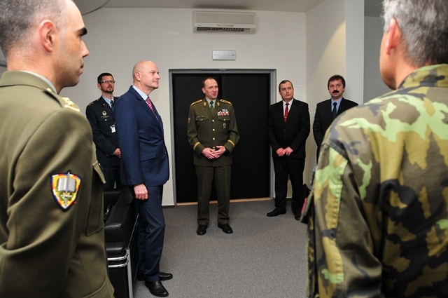 Přijetí zástupců společnosti RETIA rektorem-velitele UO brigádním generálem Bohuslavem Přikrylem