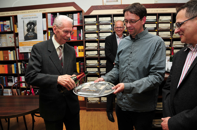 Profesor Lubomír Popelínský křtí novou knihu