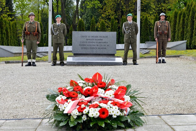 Čestná stráž u jednoho z pomníků padlých osvoboditelů města Brna