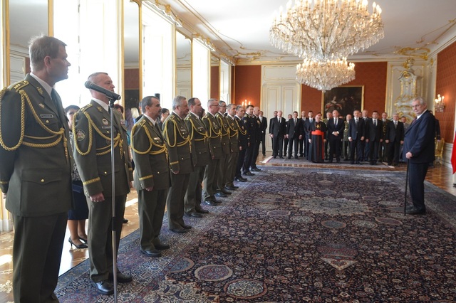Prezident Miloš Zeman povýšil na Pražském hradě generály do vyšších hodností a jmenoval nové generály