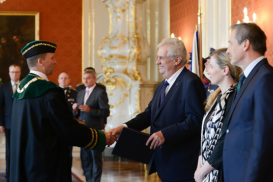 Prezident republiky Miloš Zeman blahopřeje brigádnímu generálovi Bohuslavu Přikrylovi ke jmenování rektorem