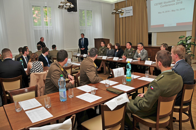 Prorektor UO profesor Rudolf Urban zahajuje konferenci