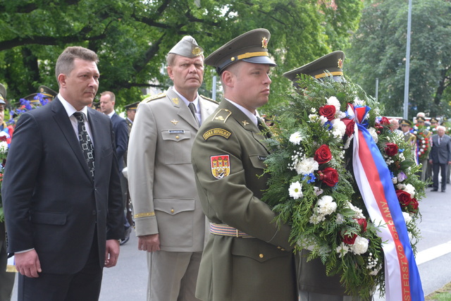 Památku generála Píky uctili státní tajemník MO Petr Vančura a náčelník GŠ AČR armádní generál Josef Bečvář