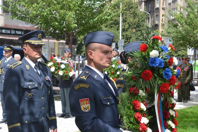 Památku padlých letců v bitvě o Anglii uctil velitel vzdušných sil AČR brigádní generál Libor Štefánik