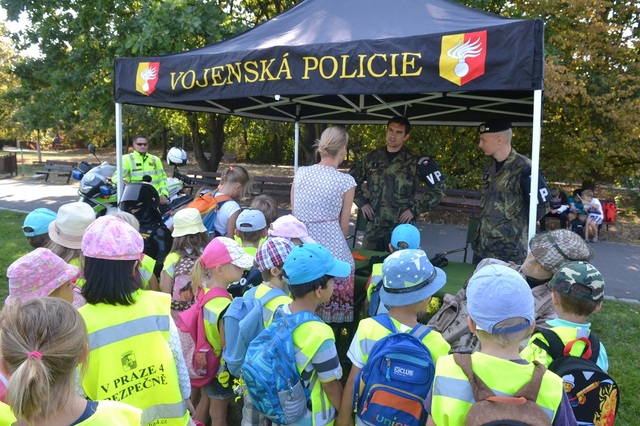 U stánku Vojenské policie bylo rušno
