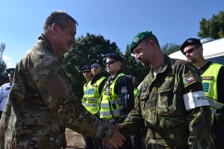 Ministr obrany Martin Stropnický zdraví vojáky u hraničního přechodu v Lanžhotě na Břeclavsku