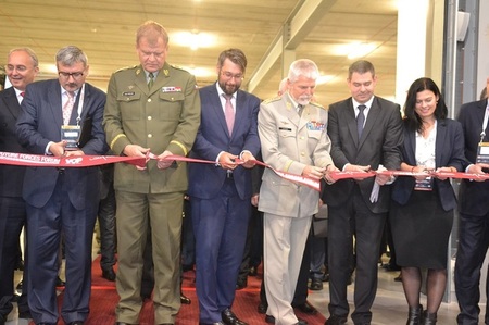 Výstavu spolu s dalšími hosty slavnostně zahájili armádní generál Josef Bečvář, náměstek MO Jakub Landovský a armádní generál Petr Pavel