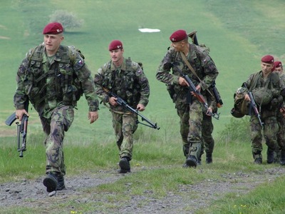 Četař Josef Bělohlávek sloužil jako výsadkář u 43. výsadkového praporu v Chrudimi (třetí zleva)
