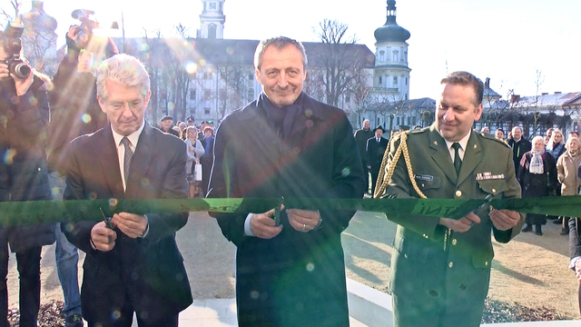 Slavnostní přestřižení pásky nového oddělení ve VN Olomouc (zleva: hejtman Olomouckého kraje Otto Košta, ministr obrany Martin Stropnický a ředitel VN Olomouc plk. gšt. Martin Svoboda)