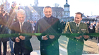 Slavnostní přestřižení pásky nového oddělení ve VN Olomouc (zleva: hejtman Olomouckého kraje Otto Košta, ministr obrany Martin Stropnický a ředitel VN Olomouc plk. gšt. Martin Svoboda)