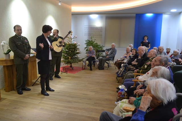 Náměstkyně ministra obrany Alena Netolická popřála válečným veteránům krásné vánoční svátky