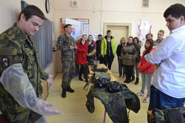 Vojáci z družstva radiačního a chemického průzkumu 4. brigády rychlého nasazení prezentují studentům ochranné protichemické prostředky