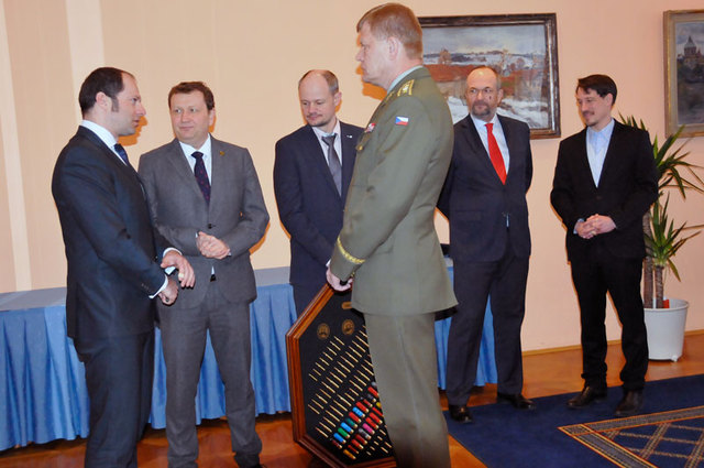 Náměstek Pavel Beran spolu s náčelníkem GŠ AČR armádním generálem Josefem Bečvářem v rozhovoru s představiteli firem před zahájením podepisování smluv