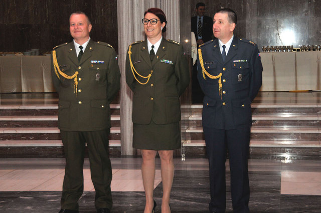 Trojice, která pracovala na velitelstvích operace námořních sil Středomoří v Itálii, před zahájením slavnostního nástupu