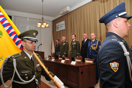 Přinesení bojového praporu UO na úvod ceremoniálu
