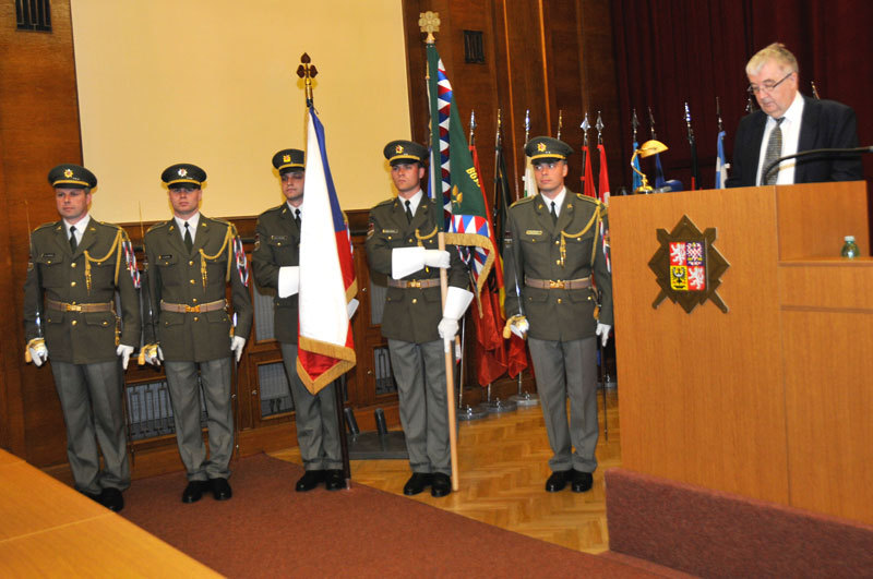 Slavnostní setkání zahájili vojáci Čestné stráže AČR přinesením státní vlajky a praporu ČSBS