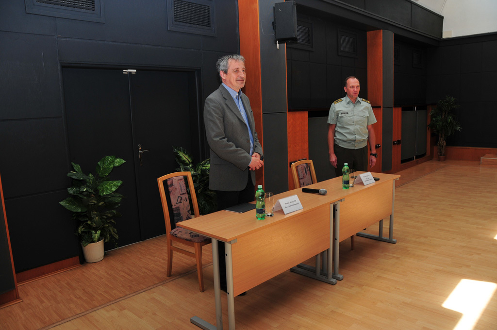 Ministr obrany Martin Stropnický a rektor-velitel UO brigádní generál Bohuslav Přikryl