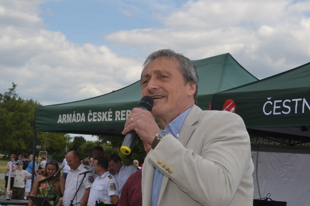 Ministr obrany Martin Stropnický zdraví všechny účastníky oslavy Dne otců s Armádou ČR na pražské Ladronce