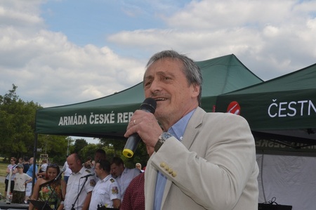 Ministr obrany Martin Stropnický zdraví všechny účastníky oslavy Dne otců s Armádou ČR na pražské Ladronce