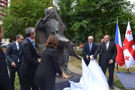 V Tbilisi byla slavnostně odhalena socha Václava Havla