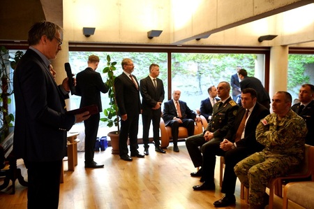 Ministr obrany v Gruzii podpořil české firmy a navštívil válečného veterána