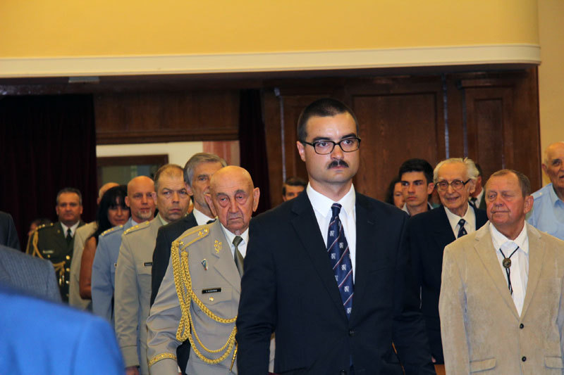 Příchod čestného předsednictva do hlavního sálu MO ČR