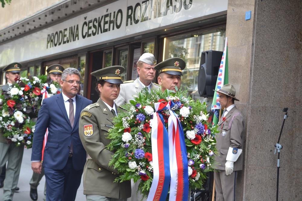 Pietního aktu u Českého rozhlasu k uctění památky obětí srpnových událostí v roce 1968 se zúčastnili náměstek MO Tomáš Kuchta a NGŠ AČR armádní generál Josef Bečvář