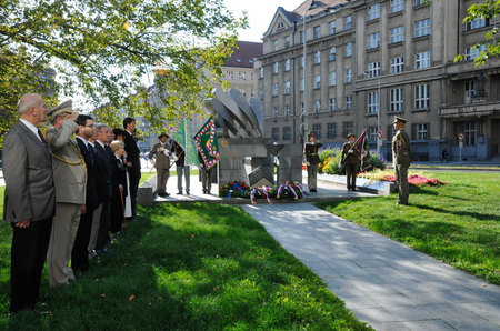 Série pietních vzpomínek na odkaz bojovníků SNP byla zahájena u Památníku čsl. zahraničních letců na náměstí Svobody v Praze 6