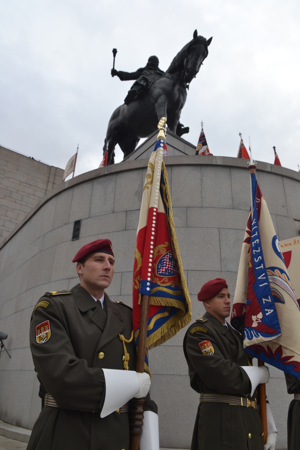 Oslavy 99. výročí vzniku Československa začaly slavnostní přehlídkou na Vítkově