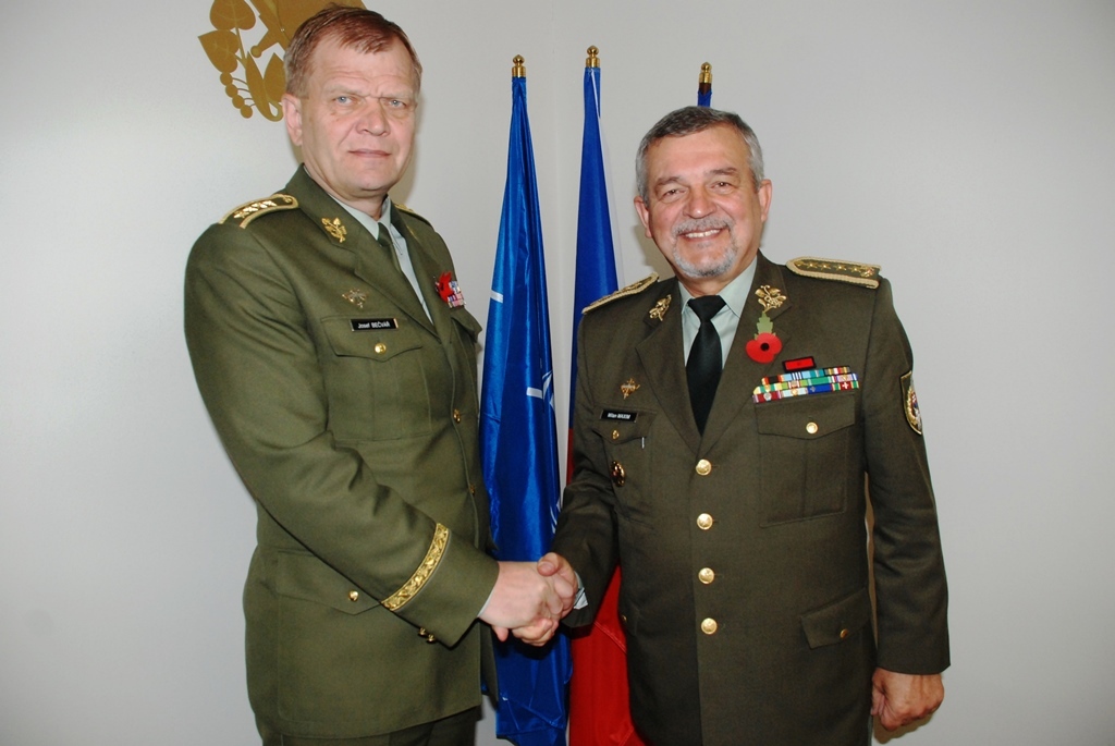 Náčelník Generálního štábu Armády České republiky armádní generál Josef Bečvář spolu s náčelníkem Generálního štábu Ozbrojených sil Slovenské republiky generálem Milanem Maximem