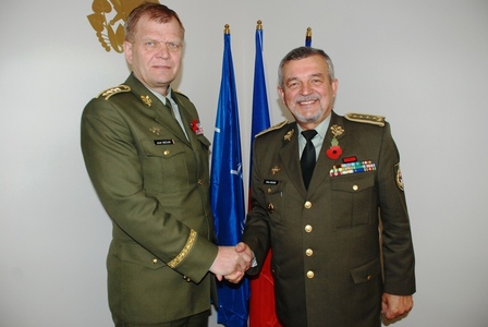 Náčelník Generálního štábu Armády České republiky armádní generál Josef Bečvář spolu s náčelníkem Generálního štábu Ozbrojených sil Slovenské republiky generálem Milanem Maximem