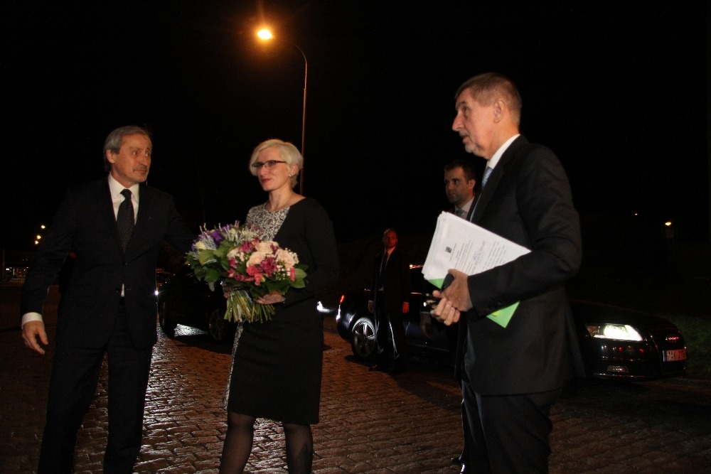 Ministryně obrany Karla Šlechtová přijíždí na resort obrany v doprovodu předsedy vlády Andreje Babiše (vpravo). 