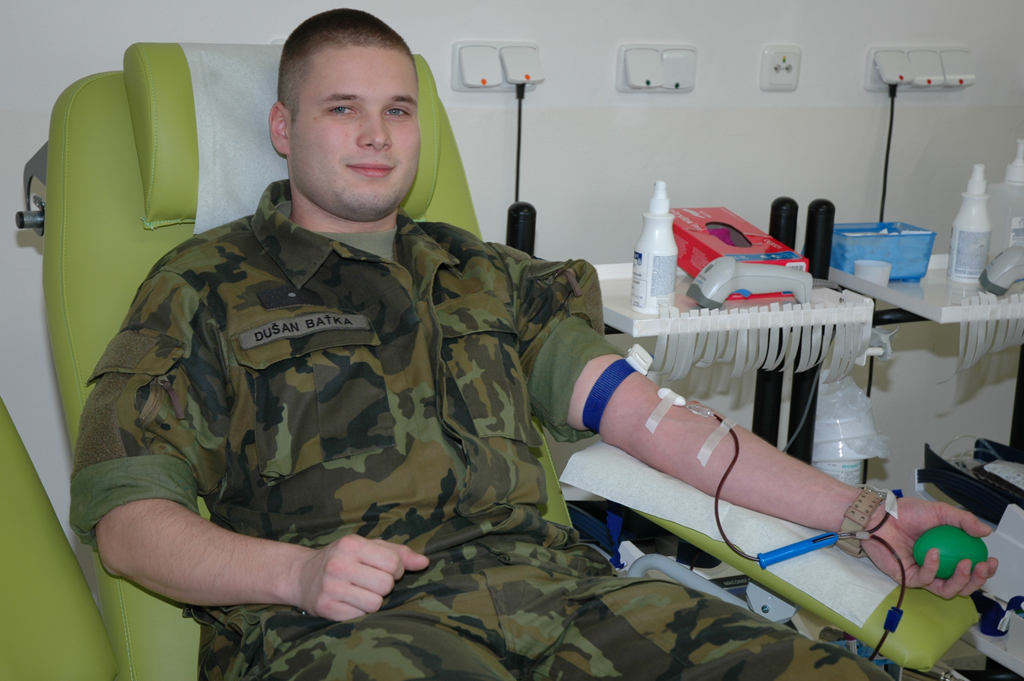 Svobodník Dušan Baťka při odběru krve