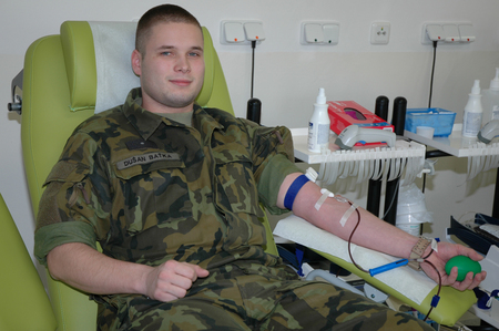 Svobodník Dušan Baťka při odběru krve