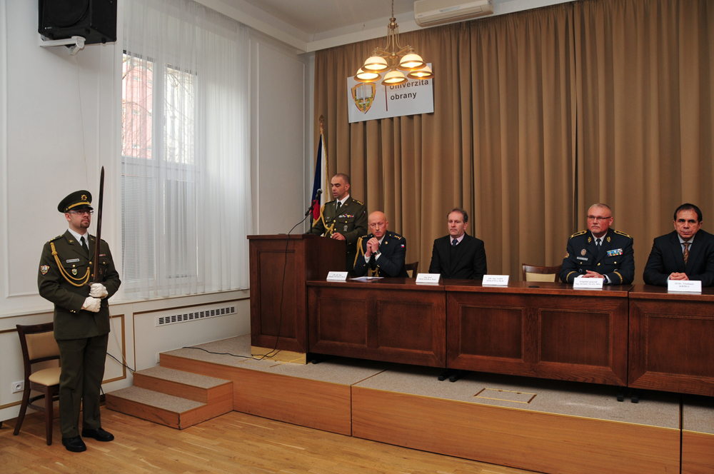 Prorektor UO plukovník Luděk Jedlička zahajuje ceremoniál
