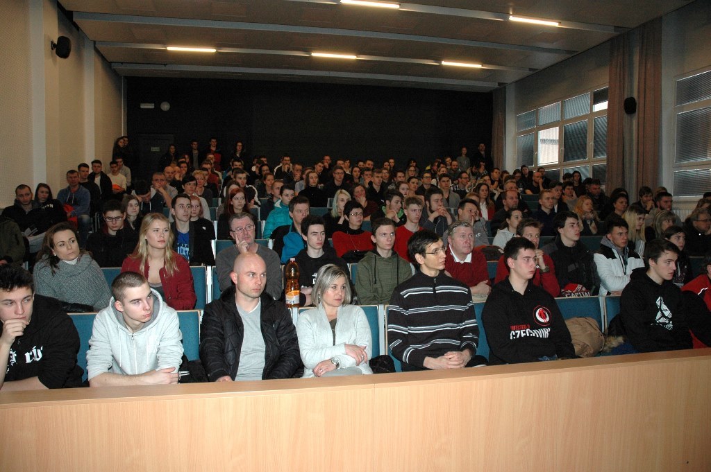 Středoškoláci a jejich rodiče v jedné z poslucháren