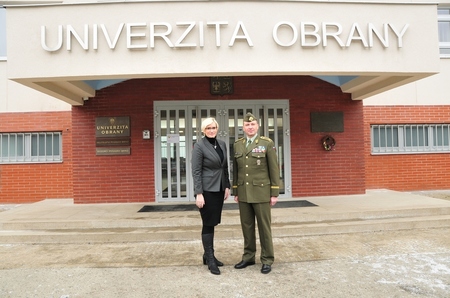 Ministryně obrany Karla Šlechtová a rektor-velitel UO brigádní generál Bohuslav Přikryl 